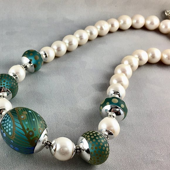 YOUR SIGNATURE NECKLACE WITH MATCHING PEARL EARRINGS - Picture 5 of 5